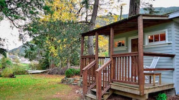 The Lily Pad Cottage - Cottage, 1 Queen Bed, Kitchenette, River View | Terrace/patio