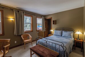 Chambre double, 1 lit double, non-fumeur, vue sur la ville | Décor unique, ameublement unique, bureau