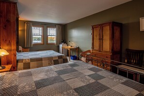 Chambre quadruple, 2 grands lits, non-fumeur, vue sur le lac | Décor unique, ameublement unique, bureau