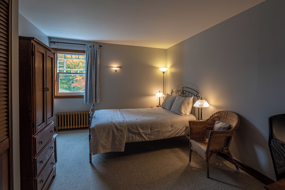 Tweepersoonskamer, 1 queensize bed, niet-roken | Individueel gedecoreerd, individueel gemeubileerd, een bureau