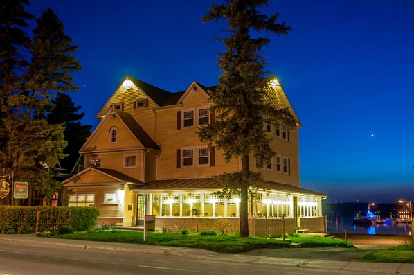 Façade de l’hébergement  – soirée/nuit