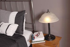 Habitación cuádruple, 2 camas Queen size, para no fumadores, vista al lago | Decoración personalizada, muebles diferentes y escritorio 