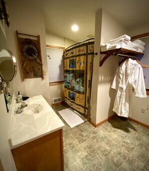 Deluxe Bungalow, 1 King Bed, Non Smoking, Mountain View | Bathroom | Hair dryer, bathrobes, towels, soap - Hannon House (Darby)