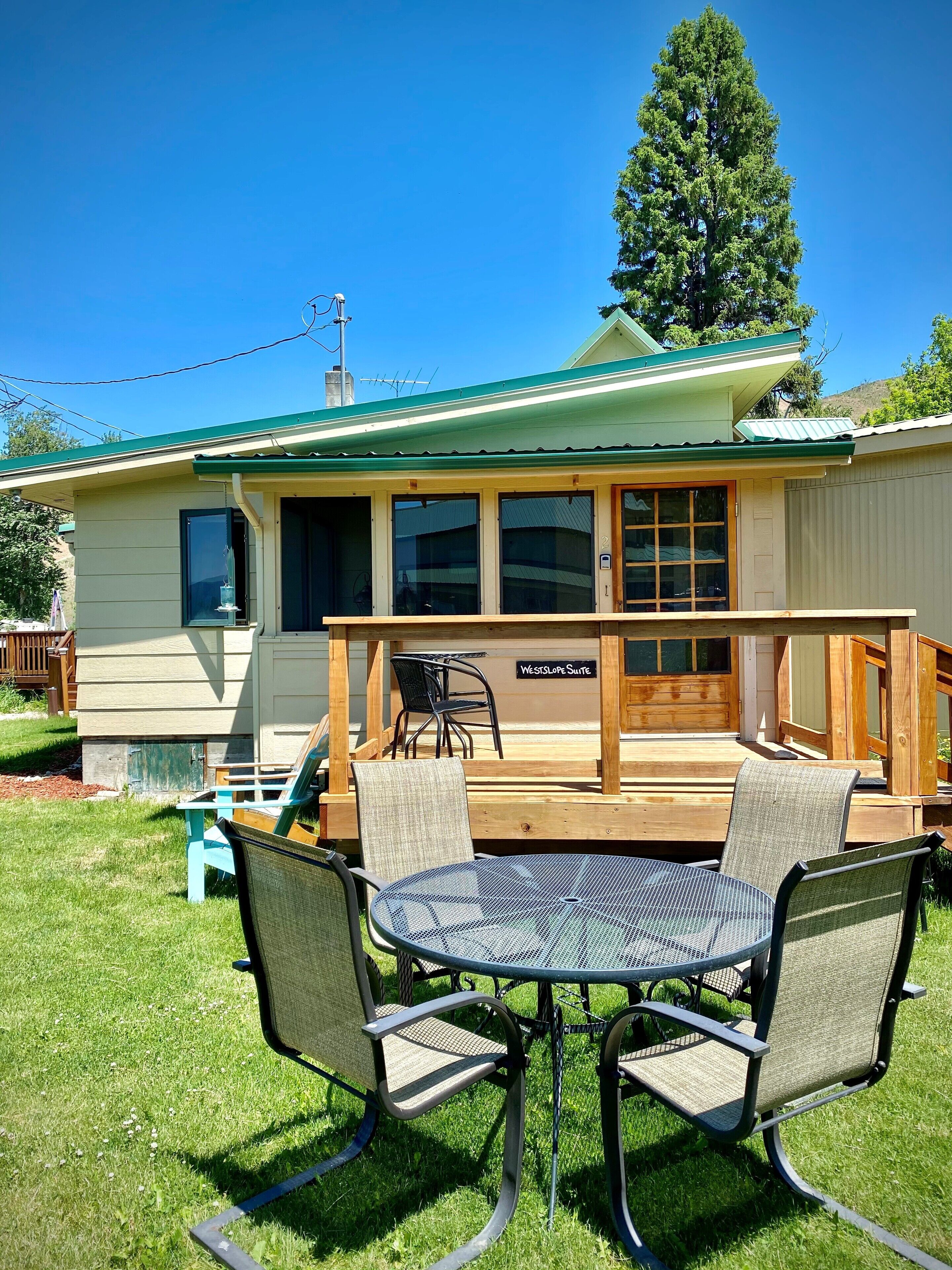 Deluxe Bungalow, 1 King Bed, Non Smoking, Mountain View | Terrace/patio