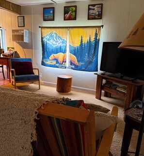 Chalet rustique classique, Plusieurs lits, non-fumeur, vue sur la montagne | Aire de séjour | Téléviseur connecté, Netflix, Hulu, services de diffusion en continu