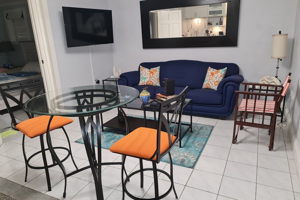 Premium Apartment, 1 King Bed, Non Smoking, Garden View | In-room dining