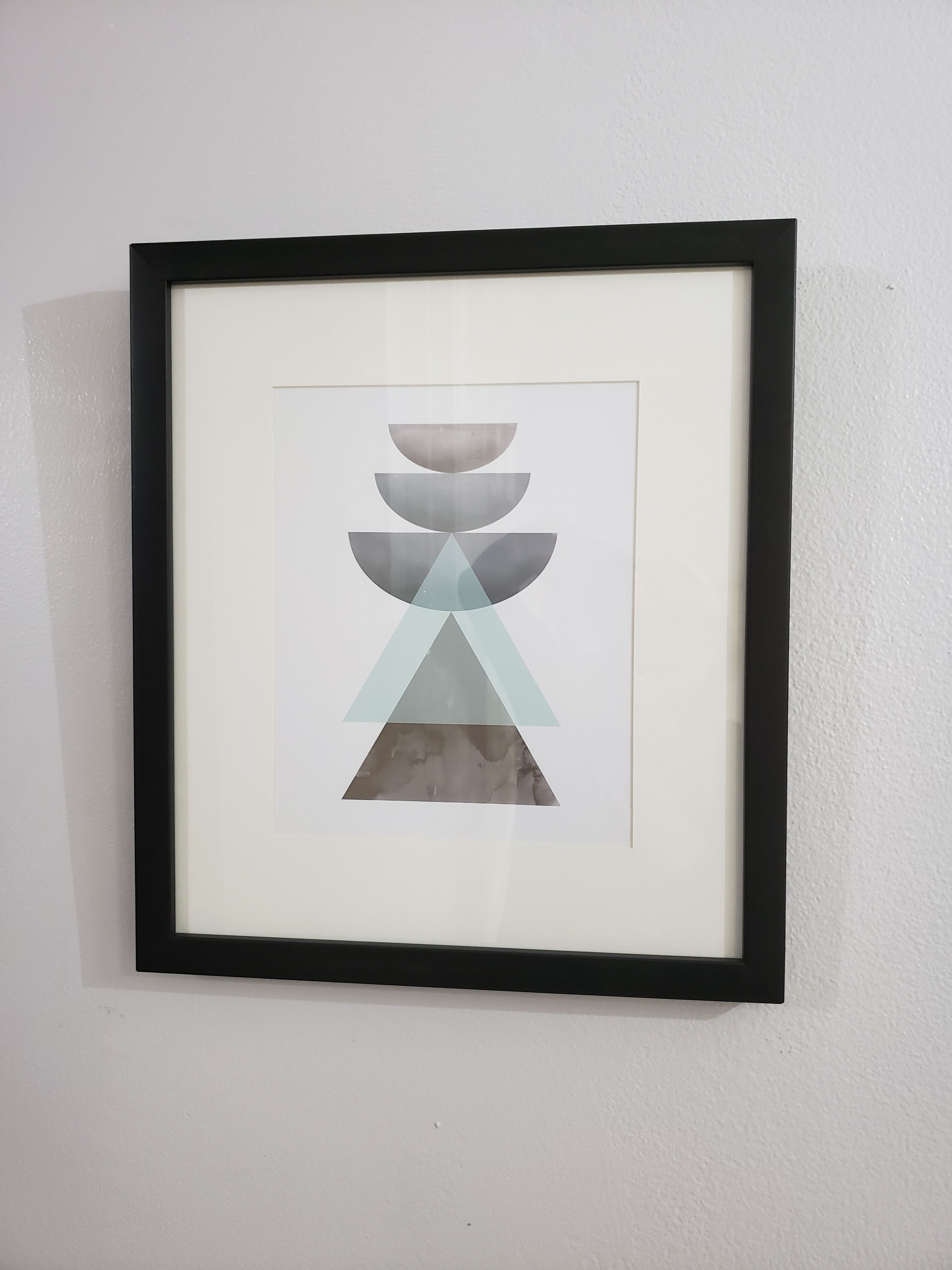 Una obra de arte abstracta enmarcada con un diseño geométrico en capas.