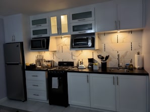 Apartament prèmium, 1 llit de matrimoni gran, no fumadors, vistes al jardí | Cuina privada | Frigorífic gran, microones, torradora i espècies
