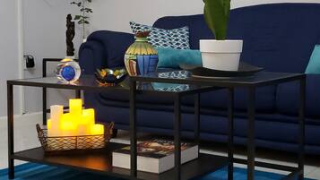 Apartamento premium, 1 cama King, para não fumantes, vista para o jardim | Área de estar | Smart TV 49 polegadas com canais a cabo, TV, Netflix