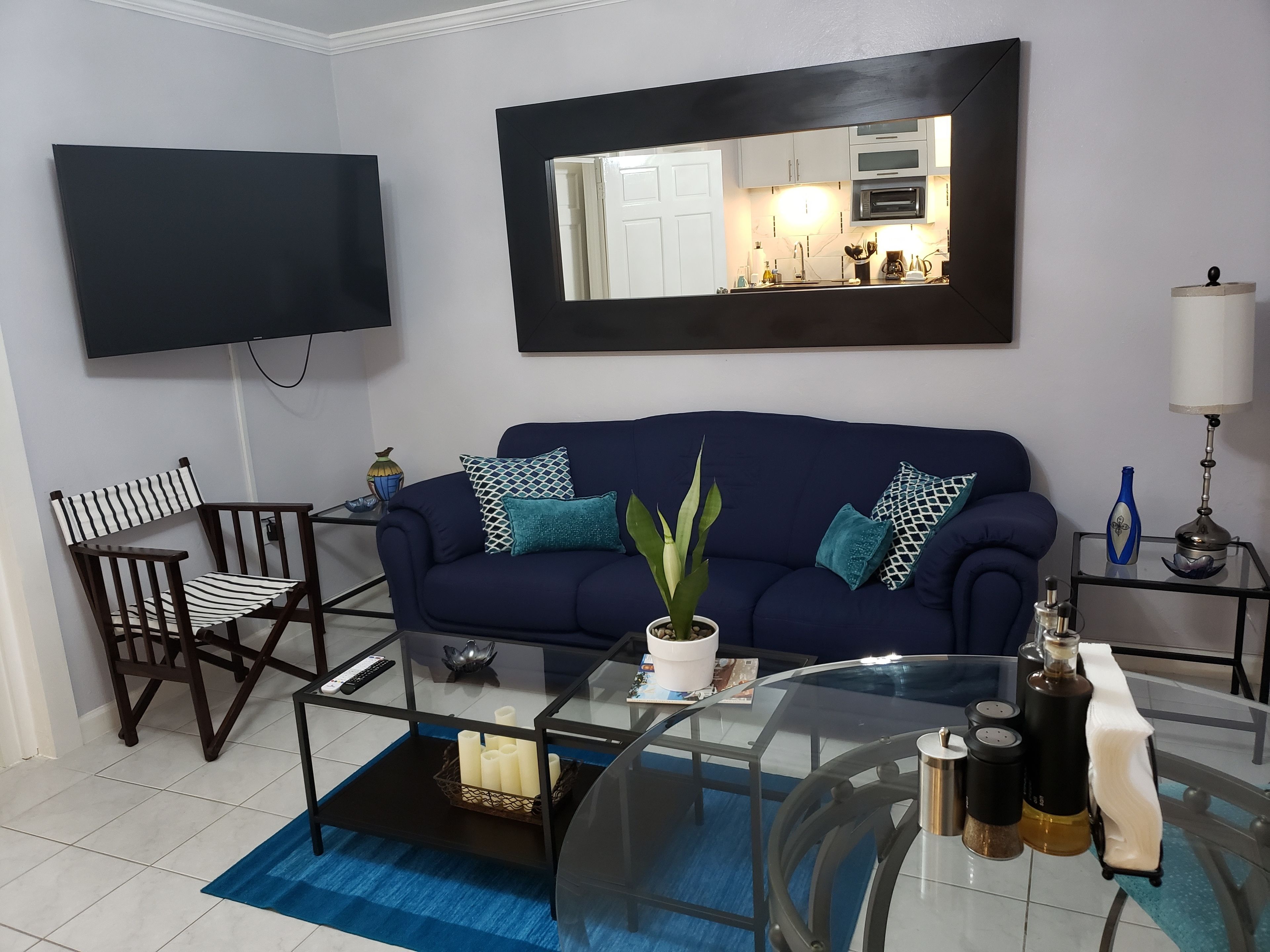 Apartamento Premium, 1 cama de matrimonio grande, no fumadores, vistas al jardín | Zona de estar | Smart TV de 49 pulgadas con canales por cable, una televisión