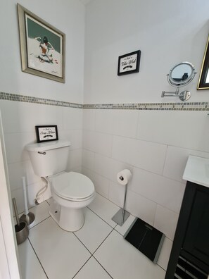 Premium Apartment, 1 King Bed, Non Smoking, Garden View | Bathroom