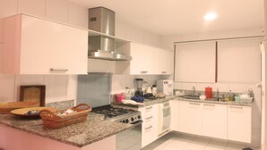 Exclusive House, Multiple Beds, Smoking | Private kitchen | Fridge, microwave, oven, stovetop - Casa de Praia Acolhedora (Salvador)
