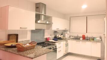 Casa exclusiva, várias camas, para fumantes | Cozinha privada | Geladeira, micro-ondas, fogão, cooktop