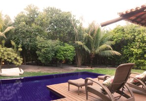 Hồ bơi ngoài trời, dù/ô trên bãi biển/hồ bơi, ghế dài tắm nắng 