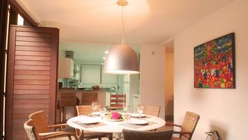 Exclusief huis, meerdere bedden, roken | Dineren in de kamer