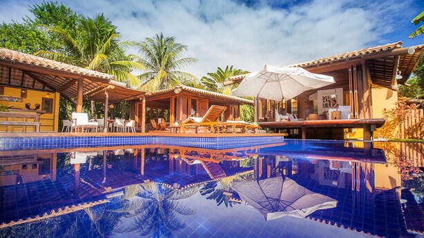 Outdoor pool, pool umbrellas, pool loungers - Casa de Praia Portuguesa (Mata de São João)