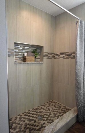 Haartrockner, Handtücher, Toilettenpapier