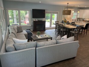 Smart TV, chimenea, reproductor de DVD y estéreo 