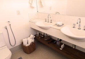 Casa exclusiva, várias camas, para fumantes | Banheiro | Chuveiro, produtos de toalete grátis, toalhas de banho 