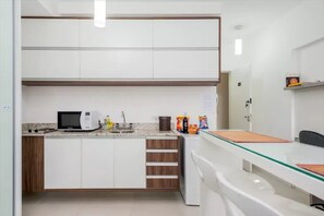 Fridge, microwave, stovetop, coffee/tea maker - BEAUTIFUL STUDIO BESIDE SHOPPING STATION (Centro)