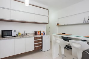 Réfrigérateur, micro-ondes, plaque de cuisson, cafetiÚre/bouilloire