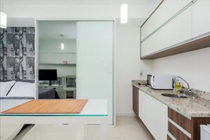 Réfrigérateur, micro-ondes, plaque de cuisson, cafetière/bouilloire