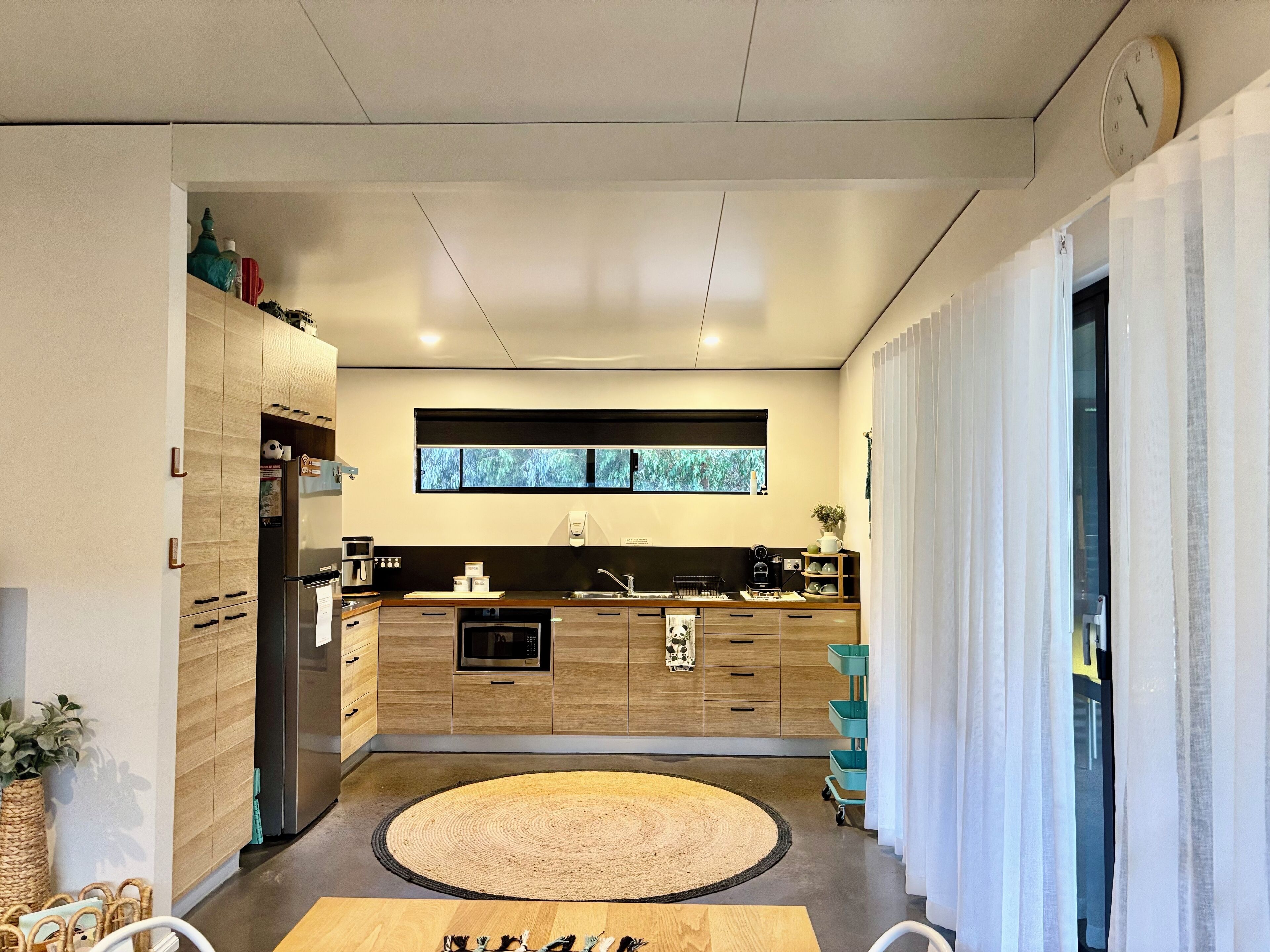 Køleskab, mikrobølgeovn, kogeplade, kaffe-/temaskine