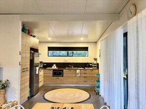 Kühlschrank, Mikrowelle, Herdplatte, Wasserkocher mit Kaffee-/Teezubehör