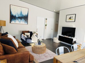 TV connectée, cheminée, livres