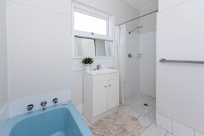 Hair dryer, towels, soap, shampoo - Comfy Lodge Belmont at affordable price (Belmont)