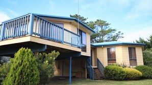 A two-story house with a balcony on the upper floor. - Pegasus Retreat - in the coastal village of Venus Bay (Venus Bay)