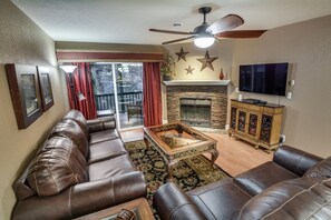 Smart TV, fireplace, video games, DVD player - Condo with screened porch on the bluffs of Lake Taneycomo! (Branson)