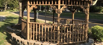 Condo with screened porch on the bluffs of Lake Taneycomo!
