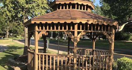 Condo with screened porch on the bluffs of Lake Taneycomo!