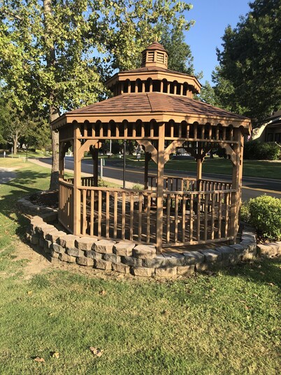 Condo with screened porch on the bluffs of Lake Taneycomo!