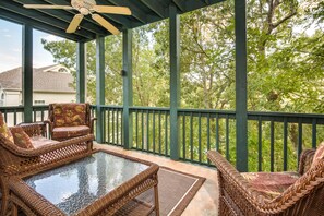 Terrace/patio - Condo with screened porch on the bluffs of Lake Taneycomo! (Branson)