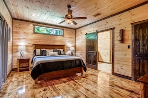 4 bedrooms, memory foam beds, internet, bed sheets