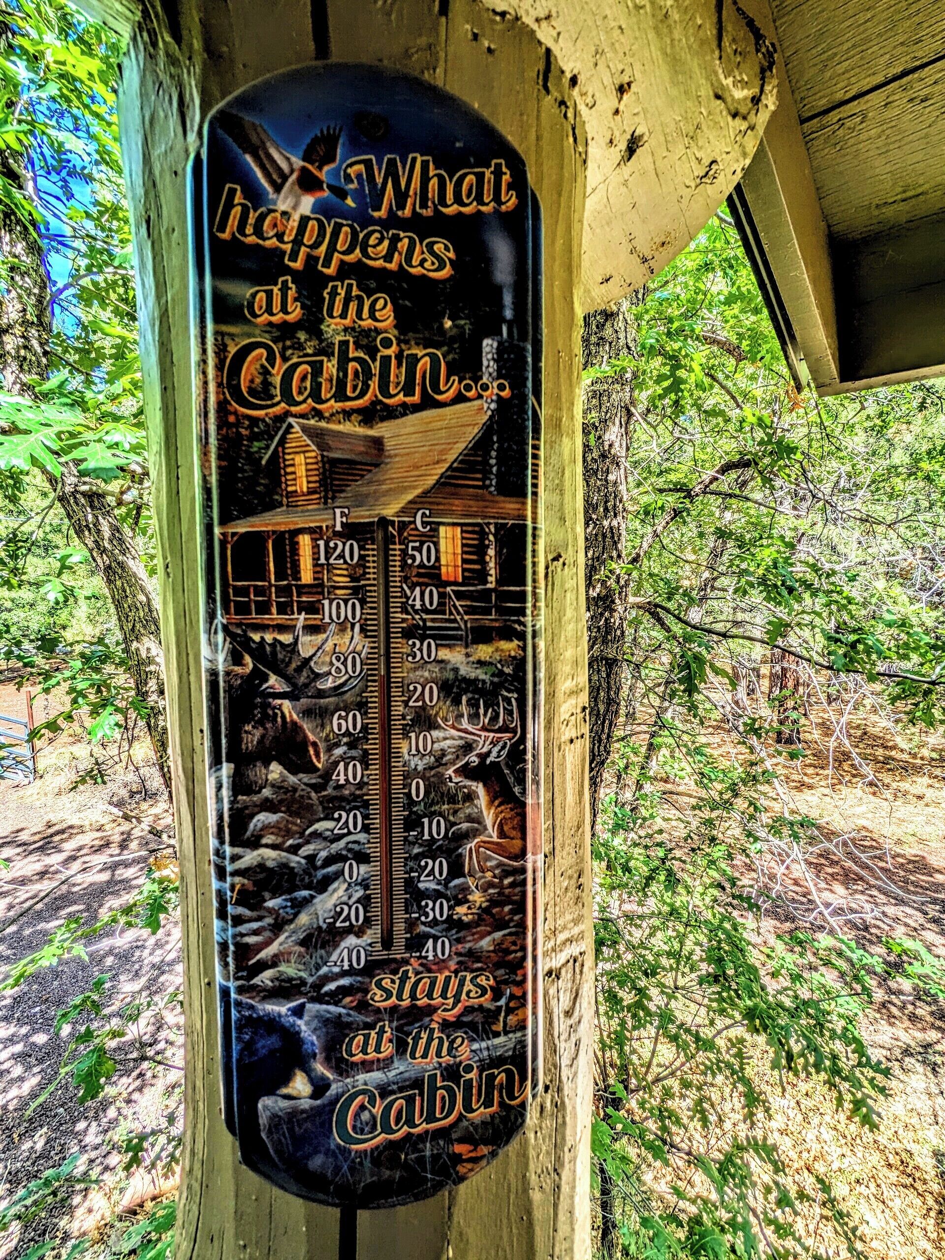 Un panneau vertical, orné d’un graphique représentant un thermomètre et d’un texte, fixé sur un poteau en bois.