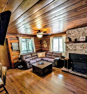 TV, fireplace, DVD player, books - Charming Log Cabin in Tall Pines w/ Large Deck (Pinetop-Lakeside)