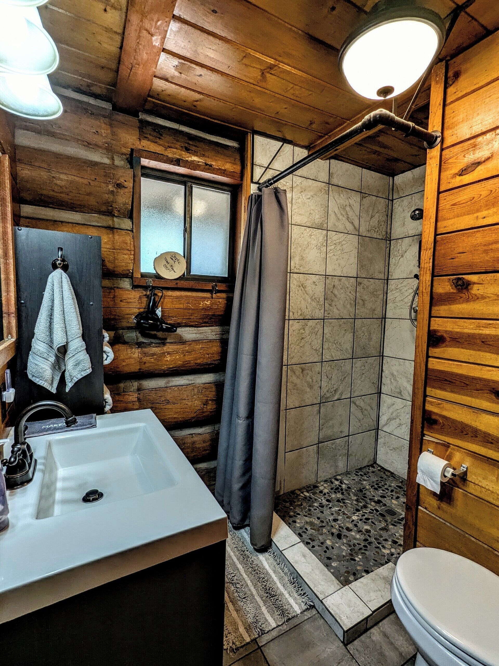 Regadera, secadora de cabello, toallas 