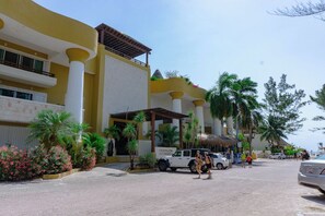 Exterior - Great Condo just steps from the Beach by BRIC Vacation Rentals. (Playa del Carmen)