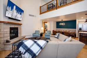 Een televisie en een open haard