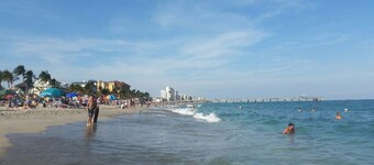 FABULOUS 1BR/1BTH CONDO - 1/2 BLOCK TO BEACH