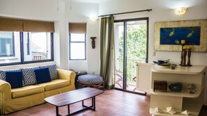 TV, DVD player - Cozy one bedroom condo by BRIC at the Royal Palms (Playa del Carmen)