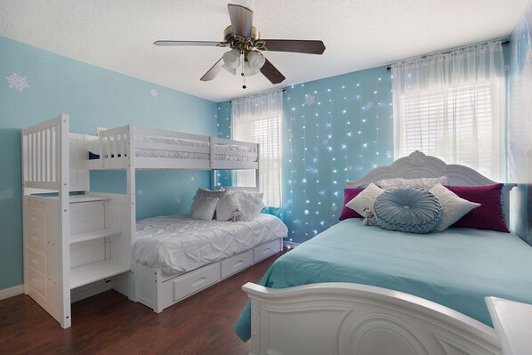 A bedroom with a bunk bed, a single bed, and a ceiling fan. - Magical Family Villa: 8-Bdrm, 5 Themed, Pool, Spa, Game Room, Arcade, Movie (Davenport)