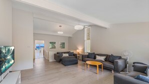 TV - Amazing 180 Degree Views by HolidayCo. (KILLCARE HEIGHTS)
