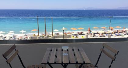 Appartement de luxe rénové en bord de mer bleu Agean