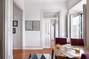 Téléviseur connecté, livres, chaîne audio
