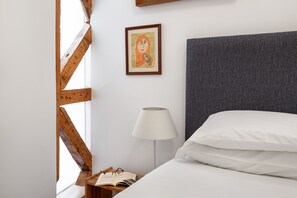 2 makuuhuonetta, tallelokero huoneessa, työpöytä, silitysrauta/-lauta