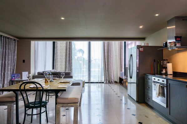 Kühlschrank, Mikrowelle, Ofen, Herdplatte